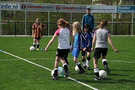 13-04-2011_damesvoetbal_training_vv_berkum_5.jpg